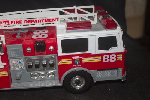 TONKA HASBRO 1992 FIRE DEPARTMENT 88 AERIAL LADDER FIRE TRUCK FUNRISE INC. - Picture 9 of 12