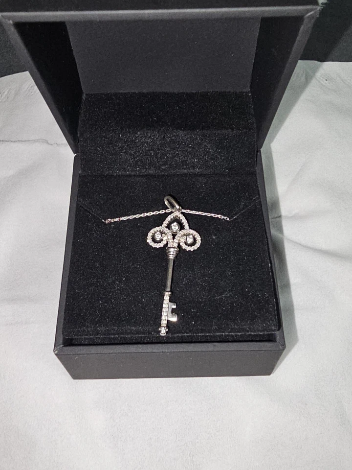 Collar con llave de diamantes Kay Jewelers 1/5 ct tw corte redondo plata de ley 18" Foto 2 de 3