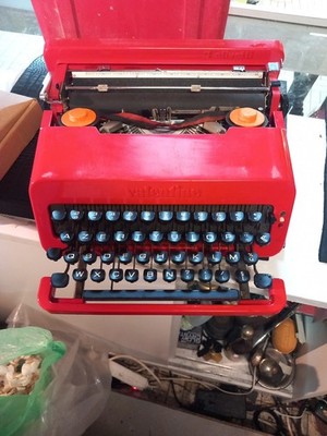 SCHREIBMASCHINE VALENTINE DE OLIVETTI VON ETTORE SOTTSASS.
