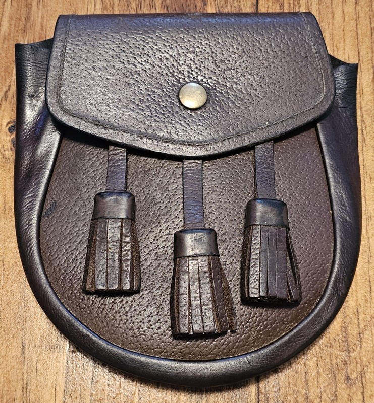 Plain Leather Sporran With 3 Thistle