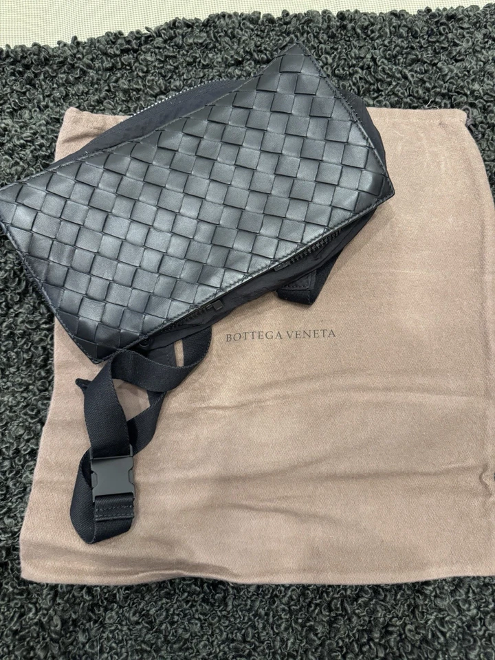 Auténtico bolso cruzado Bottega Veneta negro con cuero y nailon Intrecciato Foto 4 de 4