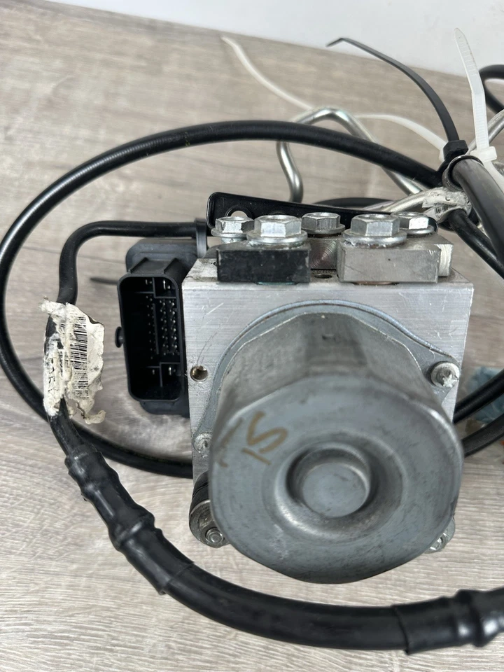 Módulo de unidad de bomba ABS Harley Davidson 2014 41100010 con líneas Foto 4 de 4