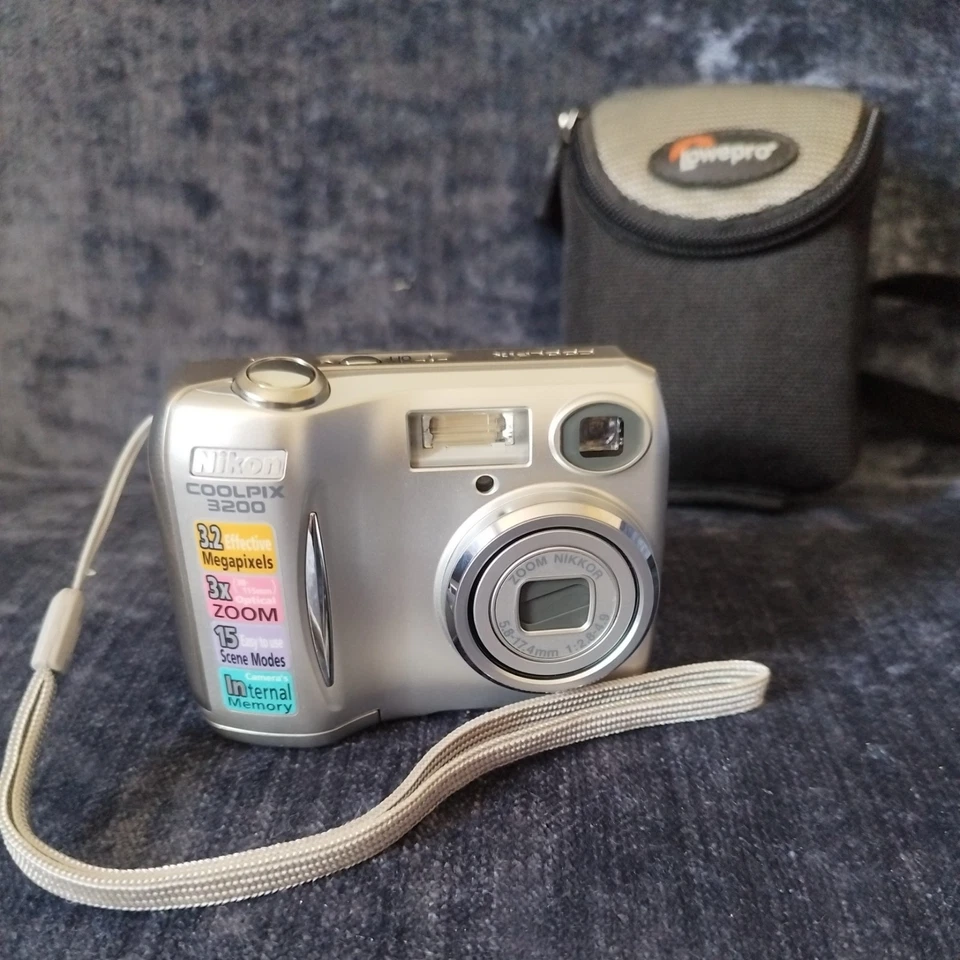 Nikon Coolpix 3200 Digital Camera Compact Silver, 3.2MP + Lowepro D-Res 8S case, photo 1 of 5