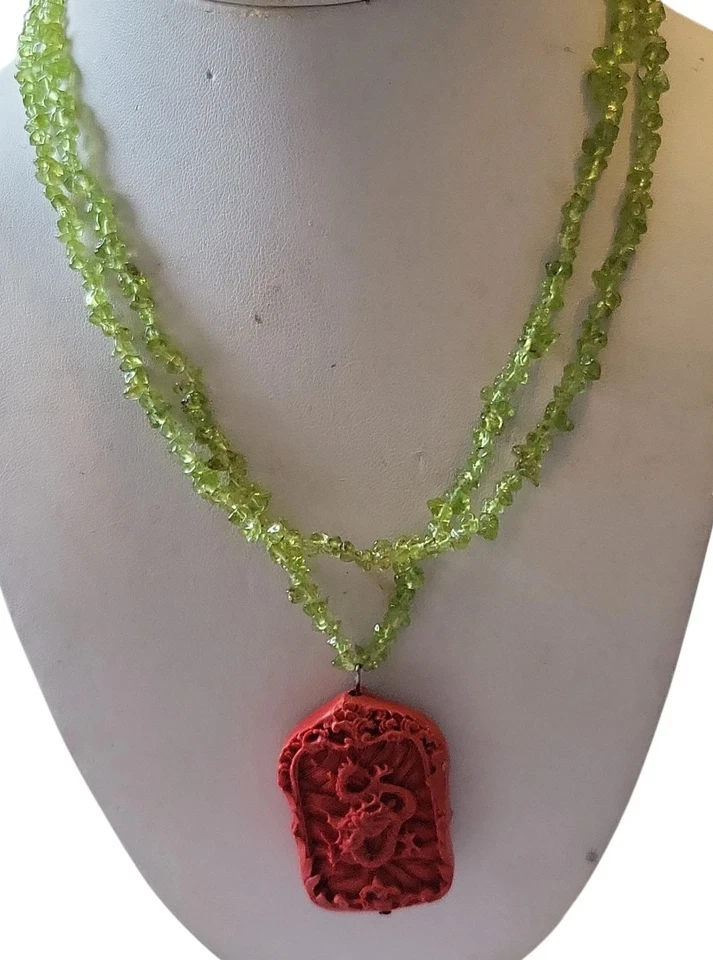 Collar Vintage Natural Verde Peridoto Tallado a Mano Colgante Dragón Cinabrio Rojo