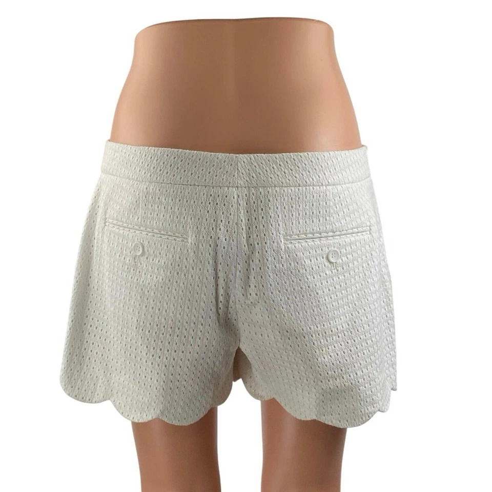 Mini pantalones cortos festoneados de tiro medio bordados con ojales blancos Club Monaco para mujer 6 Foto 3 de 4