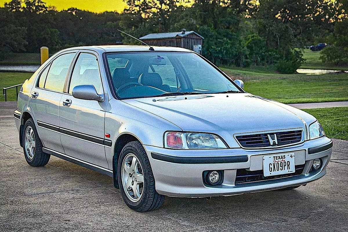 Right front profile of a silver 2000 Honda Civic Executive 5-door hatchback.