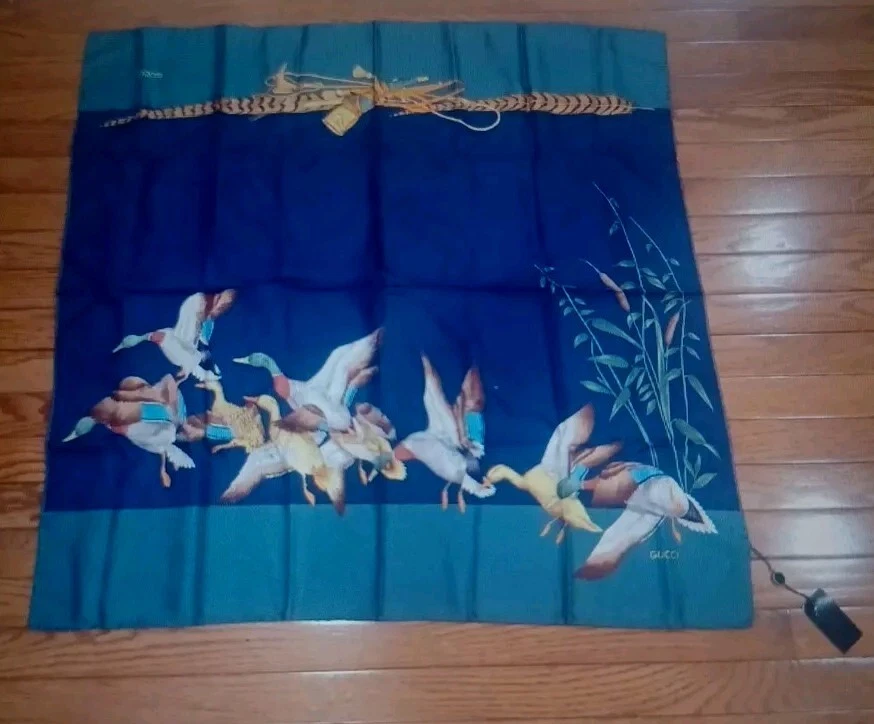 Foulard vintage Gucci signé 2 fois canards en vol 33