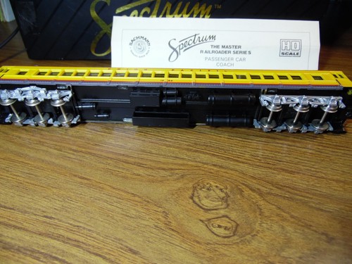 HO Bachmann Spectrum Union Pacific Heavyweight Passenger Coach with Box # 1086 - Picture 10 of 13