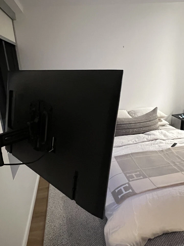 Samsung 43-Inch Class DU8000 Crystal UHD LED 4K Smart TV (2024) - Image 4 of 4