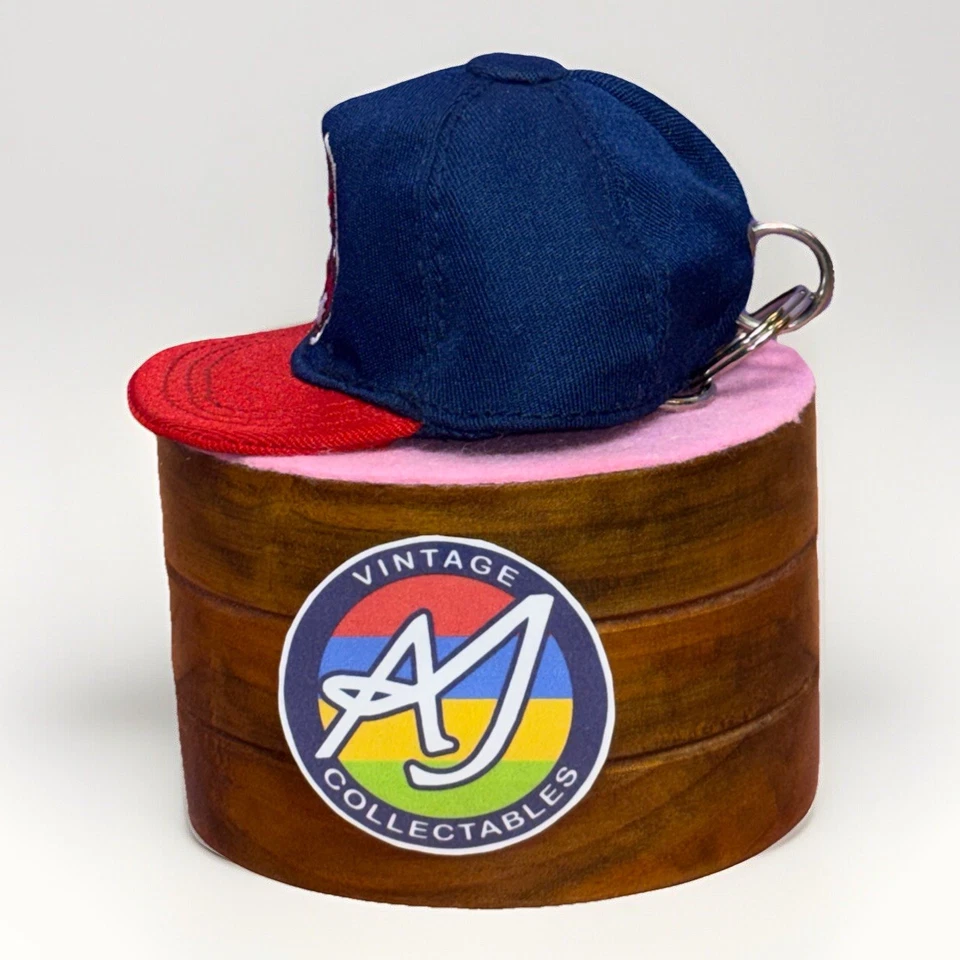 ⚾️VTG 1997 Hunter Co. Cleveland Indians Miniature Replica Baseball Hat Keychain! - Image 4 of 4