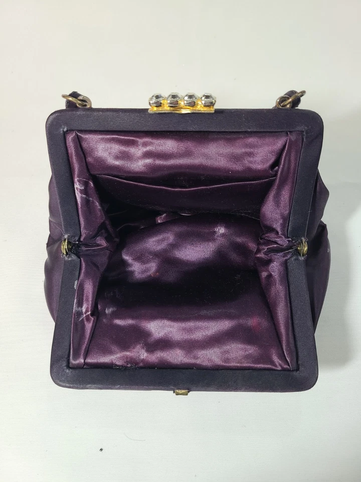 Cartera sin asas de noche satinada púrpura vintage de los años 40 con cierre de estrás Foto 4 de 4