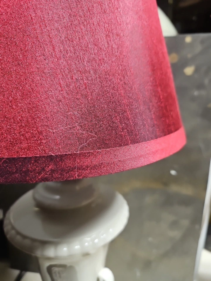 Pantalla de lámpara roja carmesí de tela atómica sobre plástico 5x9.5x9 Foto 3 de 4