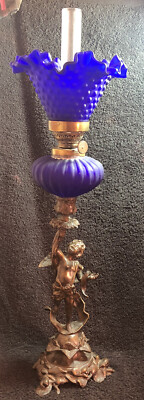 Hervorragende französische Gaudard Bronze & blaues Glas Cherub Thema Öllampe