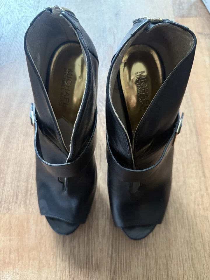 Sapatos de salto plataforma peep toe couro preto tamanho 8,5 Michael Kors - Imagem 4 de 4