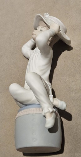 Estatuilla Lladro 8,5" de Alto "Niña con Sombrero" Hecha a Mano Porcelana Escultura - Imagen 3 de 5