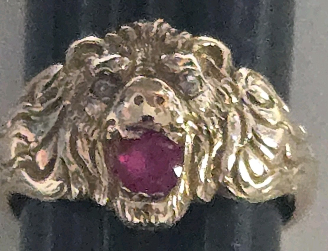 VINTAGE 14K GOLD LION'S HEAD MENS RING WITH RUBY 2- DIAMONDS
