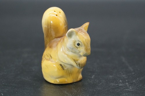 Ceramic Sitting Squirrel Pepper/Salt Shaker, vintage japan - Picture 3 of 7