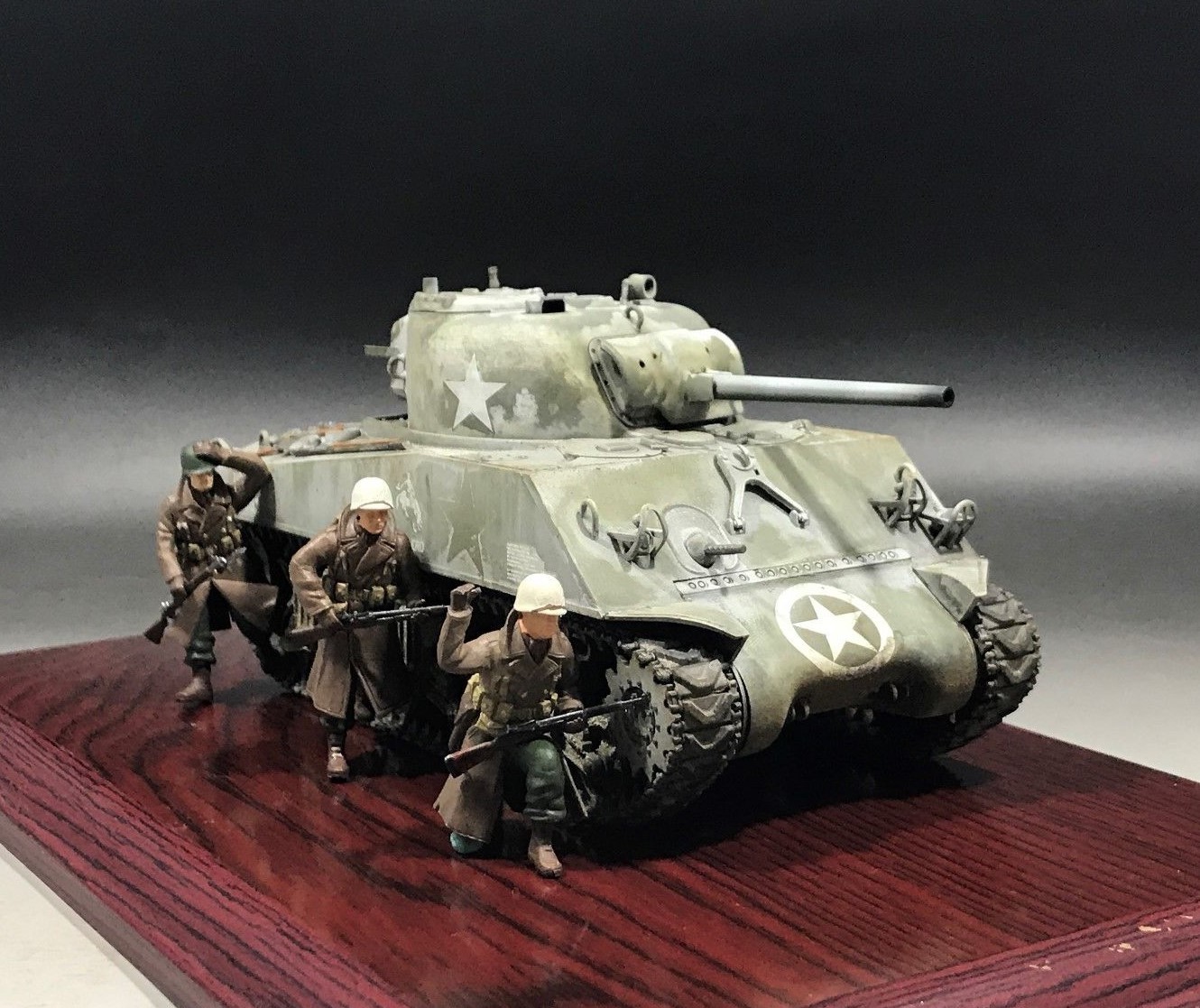 1 35 Built U.S. M4A3 75mm Sherman Tank Winter camo (Bastogne 1944) 1 35 Built U.S. M4A3 75mm Sherman Tank Winter camo (Bastogne 1944)