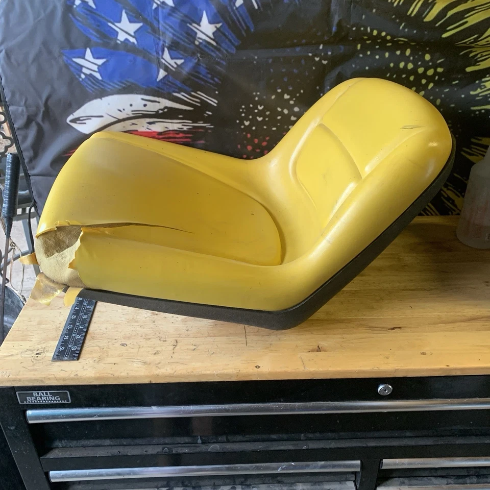 John Deere Seat AM122871 - High Back LT155 LT133 LT166 LTR155 LTR166 With Tear - Image 2 of 4