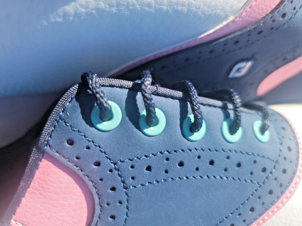 Zapatos de golf FootJoy Traditions 10,5 medianos para hombre - blancos/azules/rosa nuevos con caja Foto 4 de 4