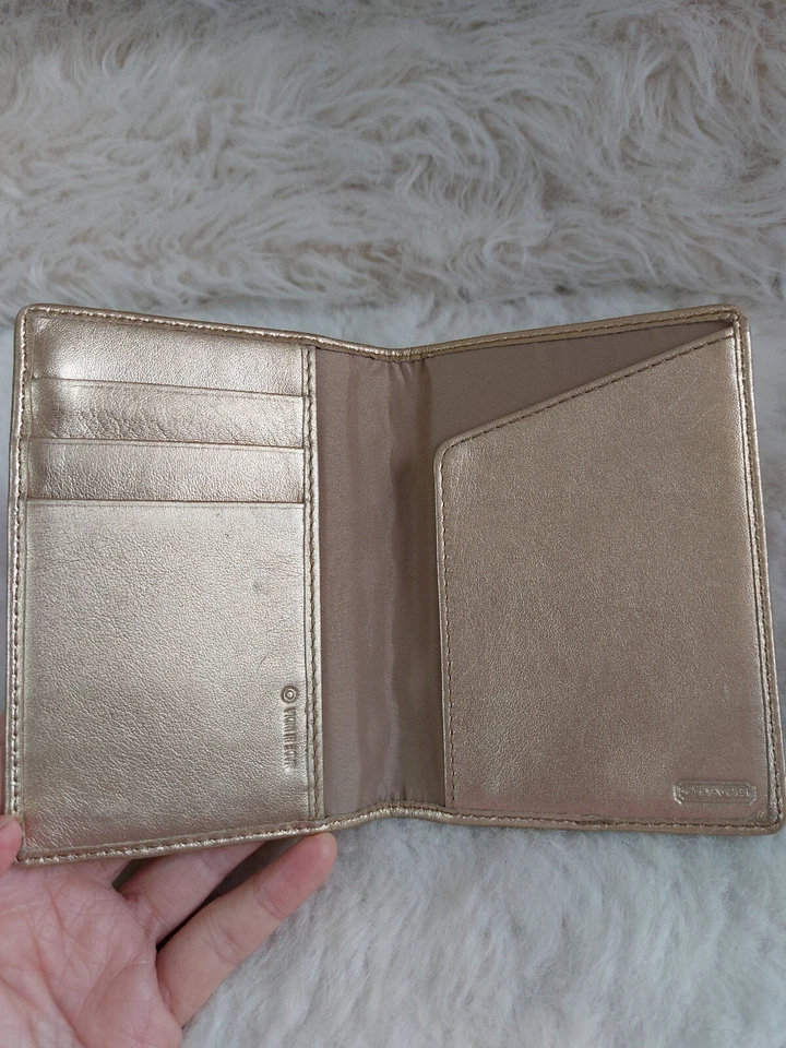 Cartera de pasaporte/tarjeta Coach color tostado de lona con adornos dorados Foto 3 de 4