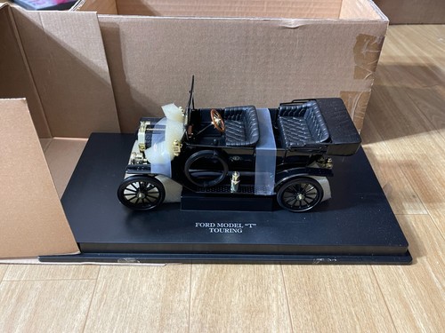 Universal Hobbies 4301 1:18 Scale Diecast Ford Model "T" Touring LN/Box