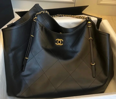 最終セール CHANEL トートバッグ 大きめ Chanel 25S Maxi Tote Calfskin Chain Shoulder Bag Black Gold Women