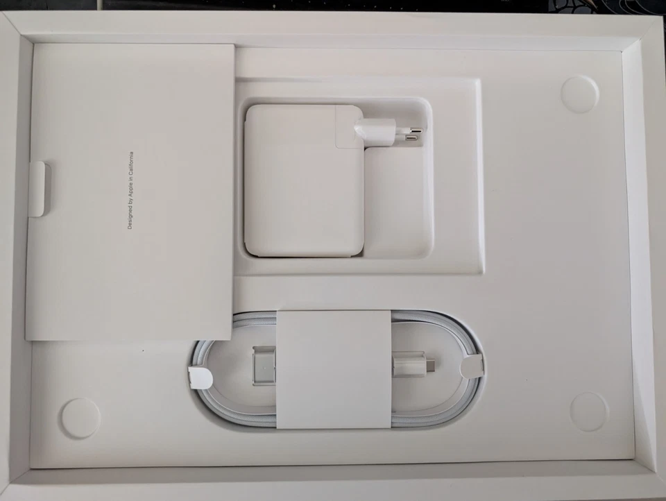 Apple MacBook Pro 16" (4TB SSD, M1 Max, 64GB) Laptop - Argento - Immagine 3 di 4