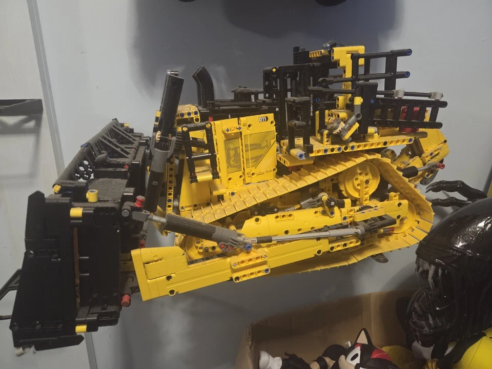 LEGO Technic 42131 Cat D11 Bulldozer, photo 3 of 5