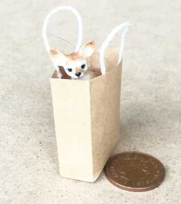 Puppenhaus Walkies Keramik Welpe Hund in Tragetasche Haustier Maßstab 1:12 KD tumdee