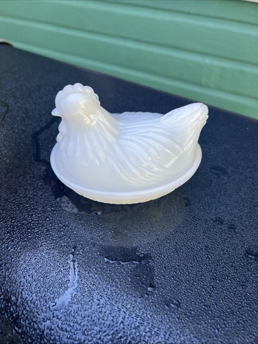 Vintage Milk Glass Hen on a Nest, 4.5" long x 4" tall - Picture 3 of 9
