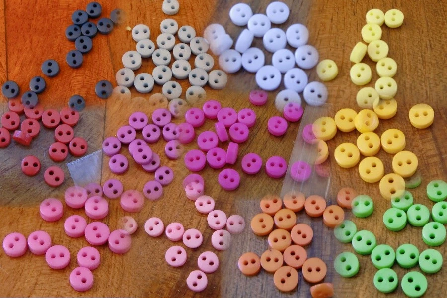 MARKENLOS 24 Mini-Knöpfe, 6 mm Ø, Farbwahl, für d. Miniatur-Schneiderei,Fashion-Dolls, BJD