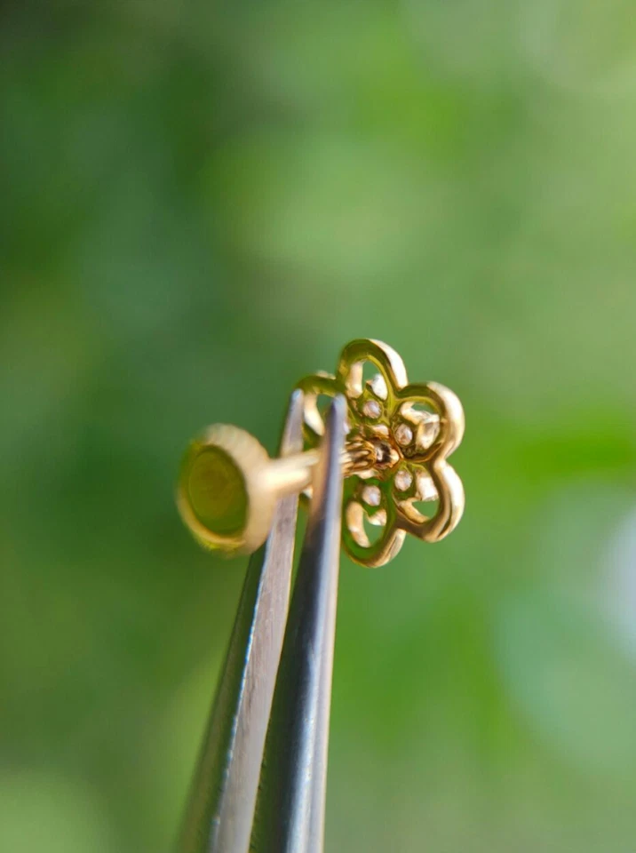 Piercing nariz flor diamante hecho a mano oro amarillo 14K joyería cara. Foto 4 de 4