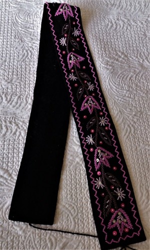 Ceinture en velours noir brodé de perles et paillettes Hongrie - Foto 3 di 5