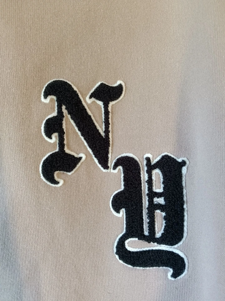 Sudadera con Capucha Charlotte Russe NY Tostada Recortada Top Cremallera Completa Para Mujer Med Foto 2 de 4