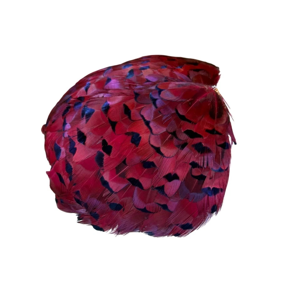 Sombrero Fascinador Rojo Plumado Para Mujer con Acentos Verdes Iridiscentes Elegante De Colección Foto 3 de 4