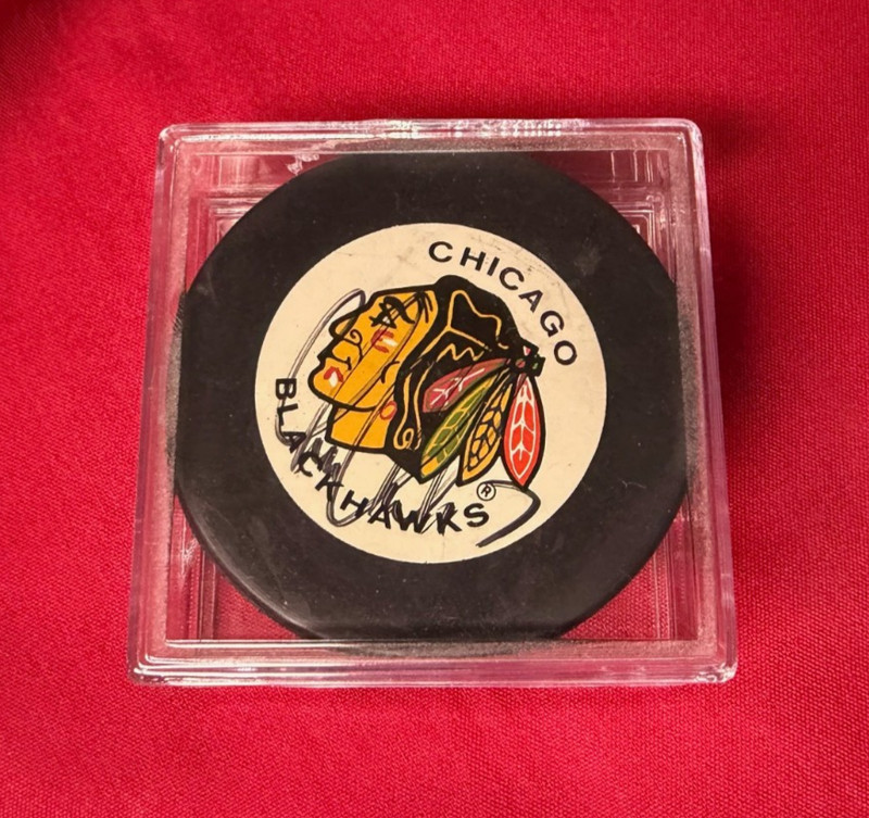 NHL Chicago Blackhawks CHRIS CHELIOS Signed Autographed Hockey Puck