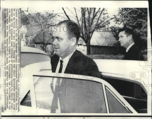 1968 Foto de prensa de George Worley escoltado por el sheriff Spence en el condado de Jefferson - Imagen 1 de 2