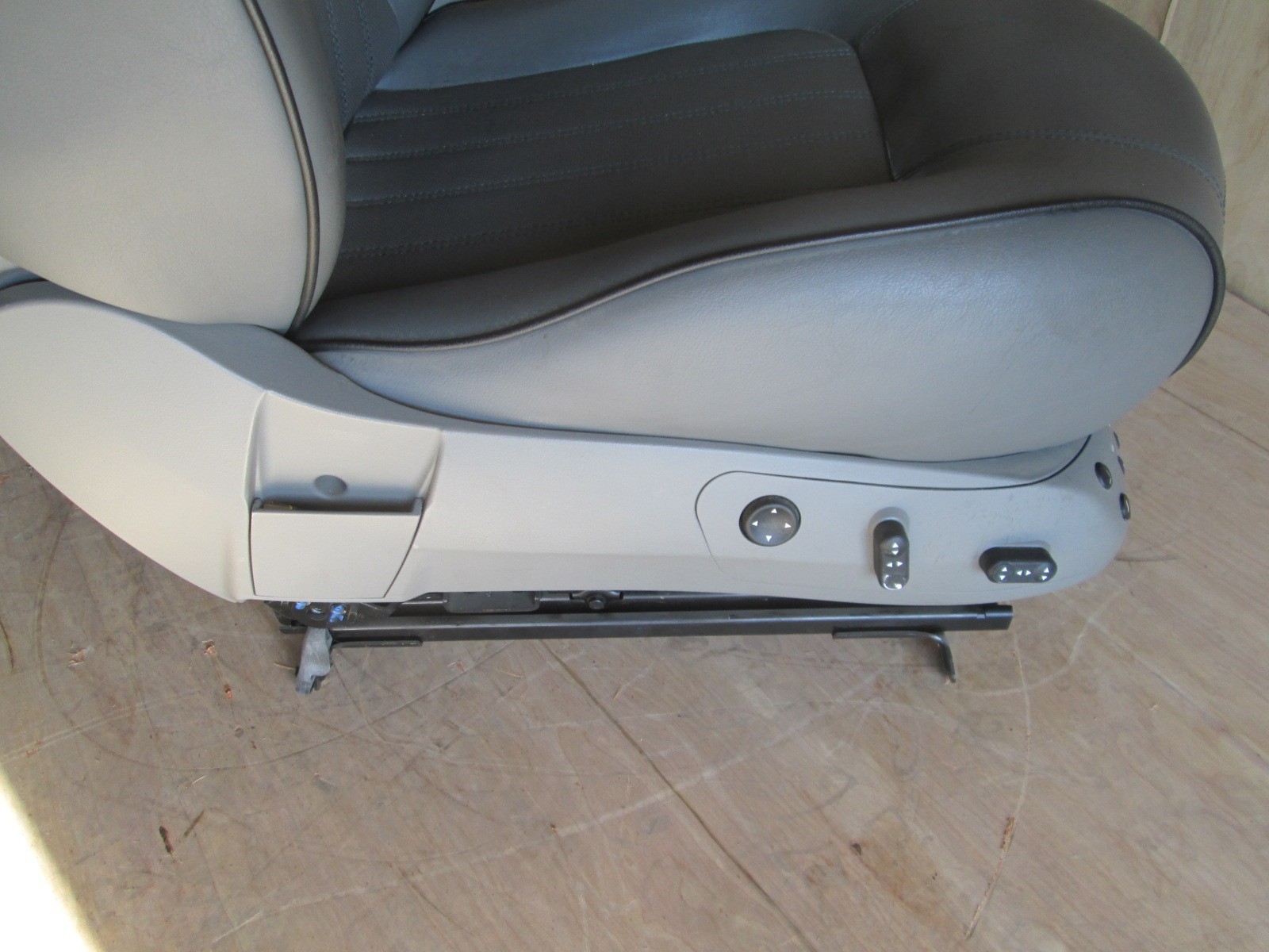 Maserati  Quattroporte -  RH / Driver Seat (grey black trim ) w/ Rails / Guides 