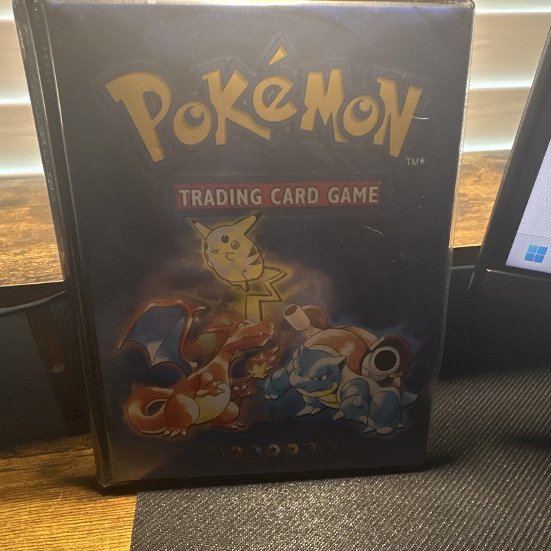 Wizards of the Coast Pokémon 4- sleeve Pocket Binder WOC08320