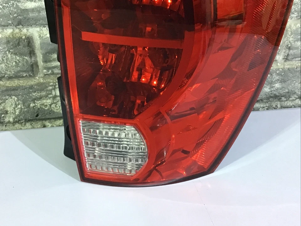 Luz trasera derecha Pontiac Torrent 2006-2009 (lado del pasajero) OEM, completa Foto 3 de 4