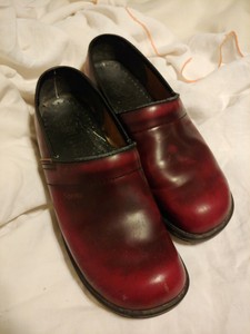 sanita red patent leather clogs