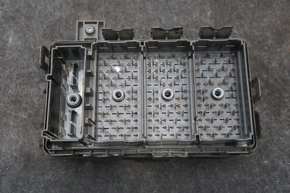 Engine Fuse Box Block Junction OEM 25954867 Chevrolet Corvette C6 Z06 2009-2013 - Image 4 of 4