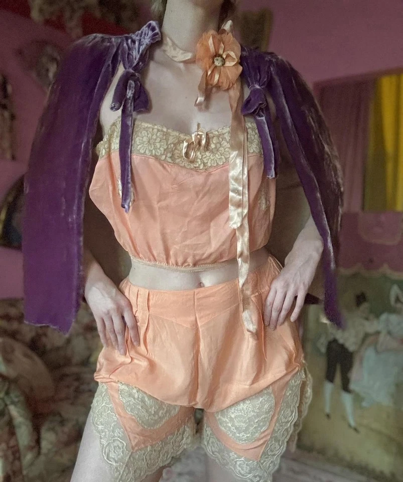 Vintage 1920s/30s Plum Silk Velvet Cape with Bows, Size S-L - Image 2 of 4