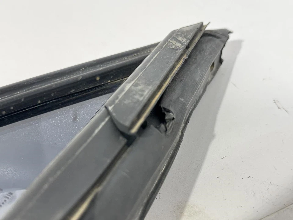 Переднее правое герметичное вентиляционное стекло 3Y5845114E Bentley Mulsanne 10-20 - Изображение 2 из 4