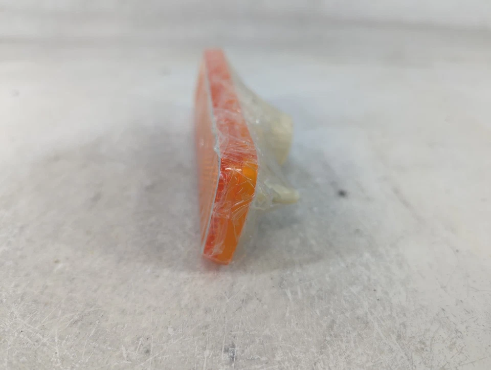 1993 Chevrolet Blazer Side Marker Light YS8ZE - Image 4 of 4