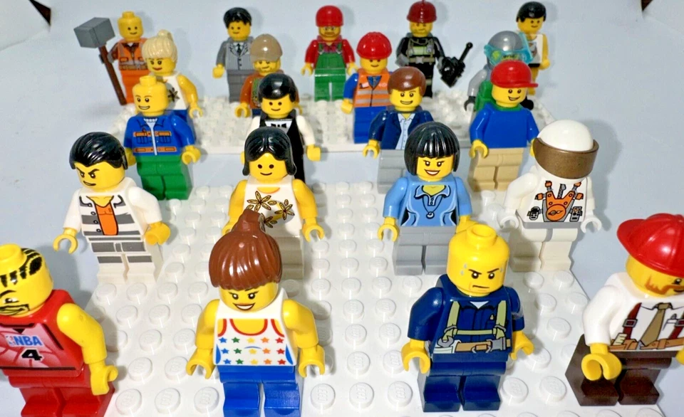 LEGO CITY TOWN MINIFIGURE LOT OF 25 FROM MIXED SETS MINIFIG W/SOME ACCESSORIES 3 - Imagem 3 de 4