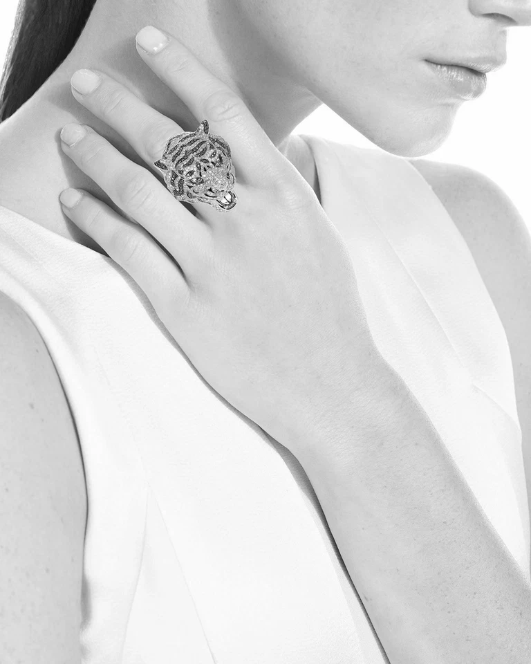 Anillo de mujer con diseño de cara de tigre y zafiro blanco simulado y ónix negro en plata 935 Foto 4 de 4