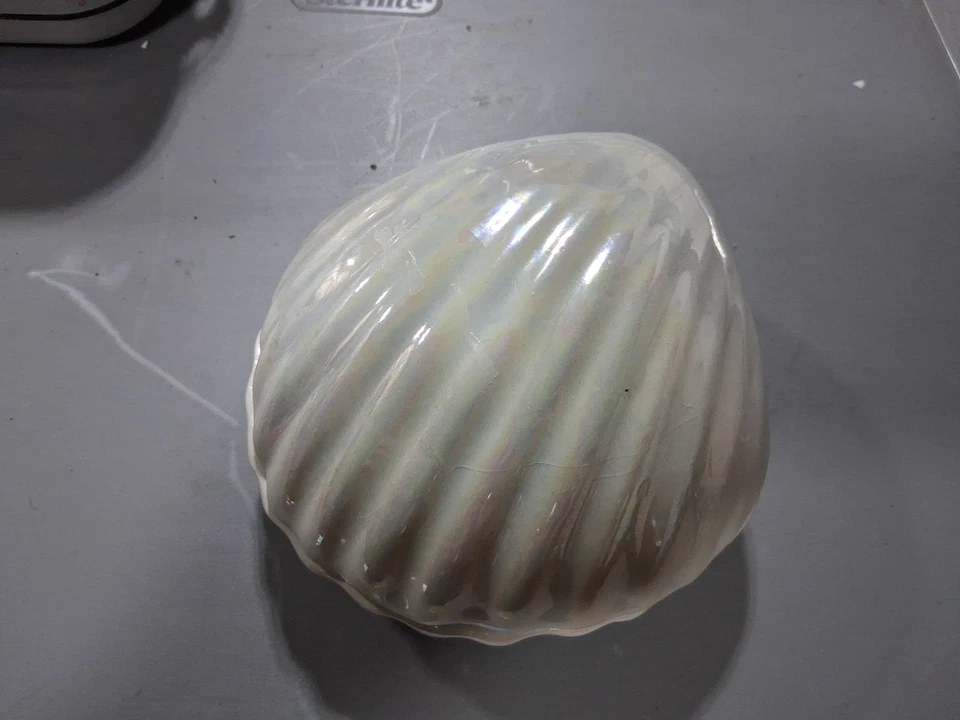 Plato de baratija vintage de cerámica iridiscente con con tapa de mar blanco Foto 2 de 4