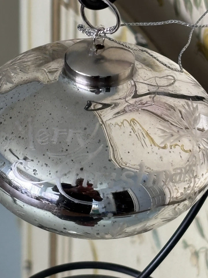 Vintage 4” Bola Plata Adorno de Navidad Grabado Copo de Nieve “Feliz Navidad” Foto 3 de 4